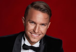 Martyno Kavaliausko Kalėdos: atlikėjas scenoje, giminės ir artimieji – salėje tarp žiūrovų