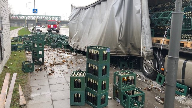 Vaizdai iš įvykio vietos: Kaune iš vilkiko iškrito tūkstančiai butelių alaus