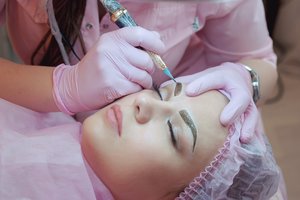 Įspėjo dėl ilgalaikio makiažo keliamų grėsmių: gresia dideli nemalonumai