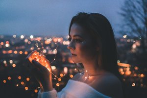 Įvertinkite: atlikėja Aistė Tomkevičiūtė-Aistay pristato dainą „Tu mano namai“