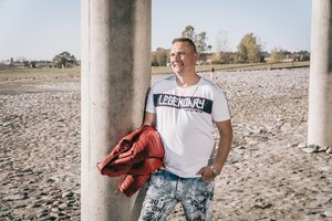 „Sekso pajūry“ atlikėjas Tomas Bagdonavičius pristato naują dainą: noriu atversti naują lapą