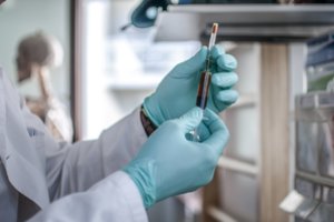 Dėl mirtinos ligos uždarius visą šalį – paaiškinimas, kas kalčiausi: pirštu dūrė į žinutes apie skiepus