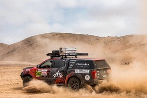 Kas yra bendro tarp „Nissan“ ir misterio „Dakaro“ Stephane Peterhanselio?