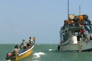 Prie Nigerijos krantų laivą užpuolę piratai paėmė įkaitais 19 jūrininkų