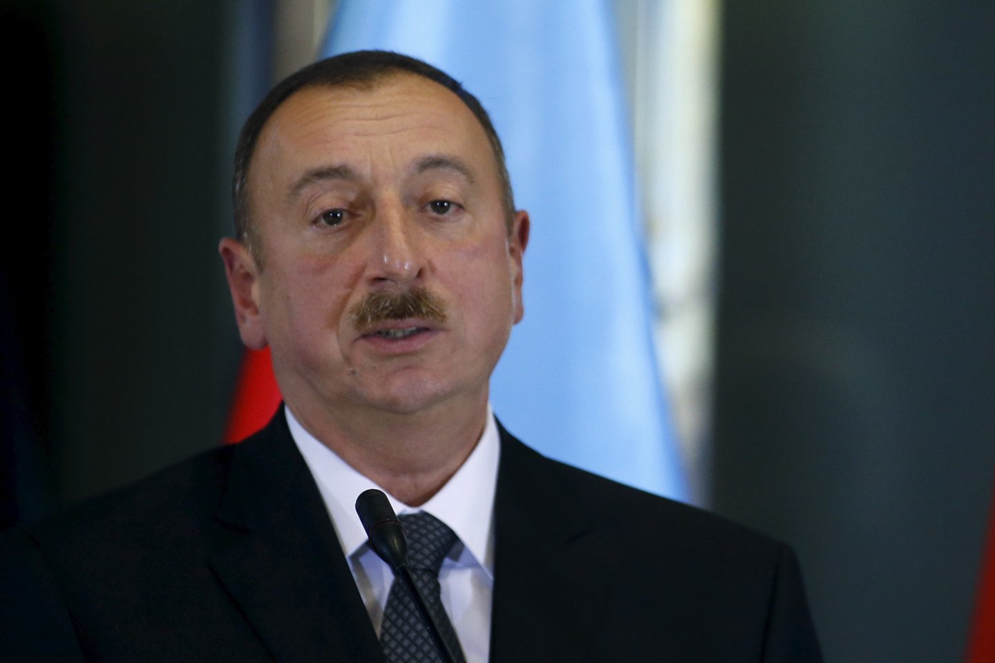 Azerbaidžano prezidentas Ilhamas Aliyevas ketvirtadienį pasirašė dekretą dėl parlamento paleidimo ir pirmalaikių rinkimų, įvyksiančių vasario 9 dieną.