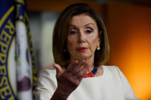 JAV demokratų lyderė N. Pelosi liepė tęsti D. Trumpo apkaltos procedūrą