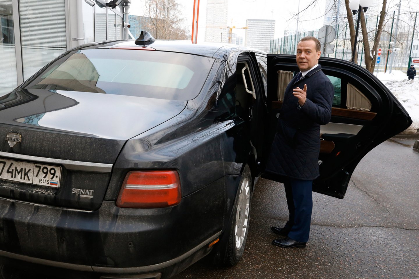 Pranešime teigiama, kad S. Medvedeva pasinaudojo vienai Belizo ofšorinei įmonei priklausančiu lėktuvu per mažiausiai 11 asmeninių kelionių, įskaitant piligriminę kelionę į Jeruzalę, nors neturėjo teisės į asmeninį orlaivį.<br>Sputnik/Scanpix nuotr.