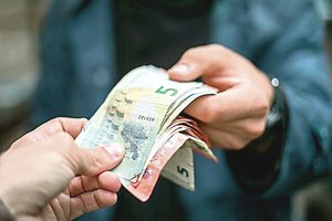 Į pensininkes nusitaikę sukčiai siūlo įvairų jauką