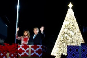D. Trumpas su žmona įžiebė pagrindinę JAV Kalėdų eglę