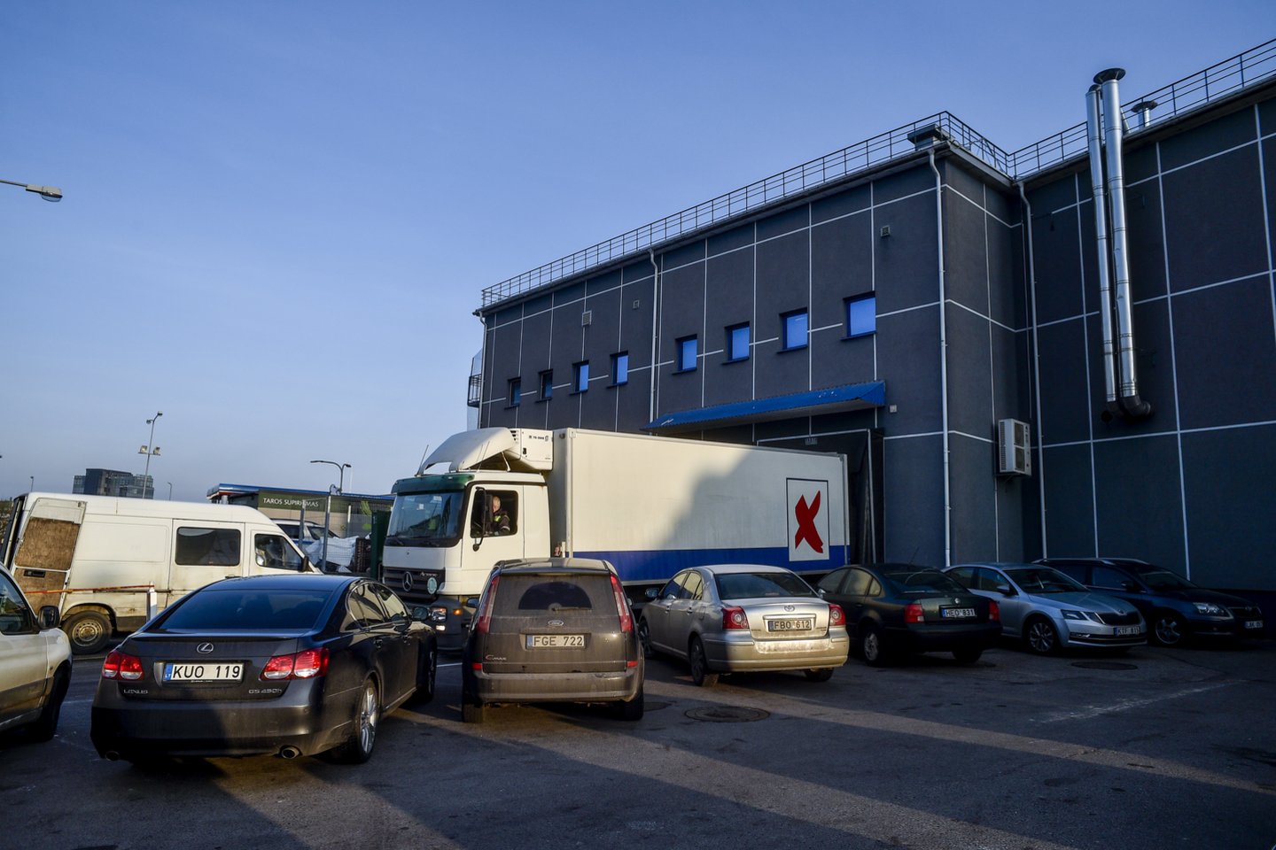 Trečiadienio rytą sostinėje, Ukmergės g. 282, esančioje „Maxima“ parduotuvėje įvyko vandentiekio avarija – trūko vamzdis. Parduotuvę teko uždaryti.<br> V.Ščiavinsko nuotr.