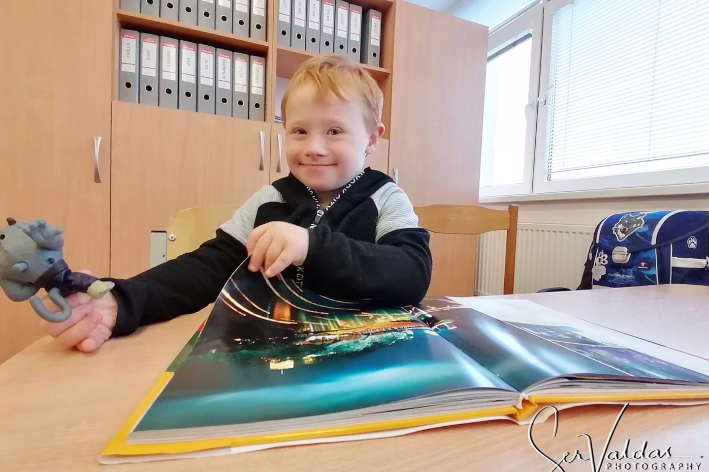  Pradėjęs lankyti mokyklą, berniukas labai susidomėjo knygomis.<br> Asmeninio archyvo nuotr.