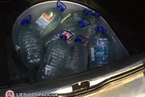 Pareigūnams įkliuvo kalėjimo darbuotojas, gabenęs apie 40 litrų „naminukės“