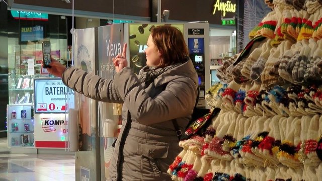 Pasvaliečiai originaliai nusprendė pasveikinti Lietuvą: dovana – kojinių eglė