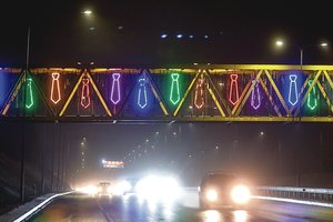 Kaklaraiščiai ant pėsčiųjų tilto pradėjo šviesti