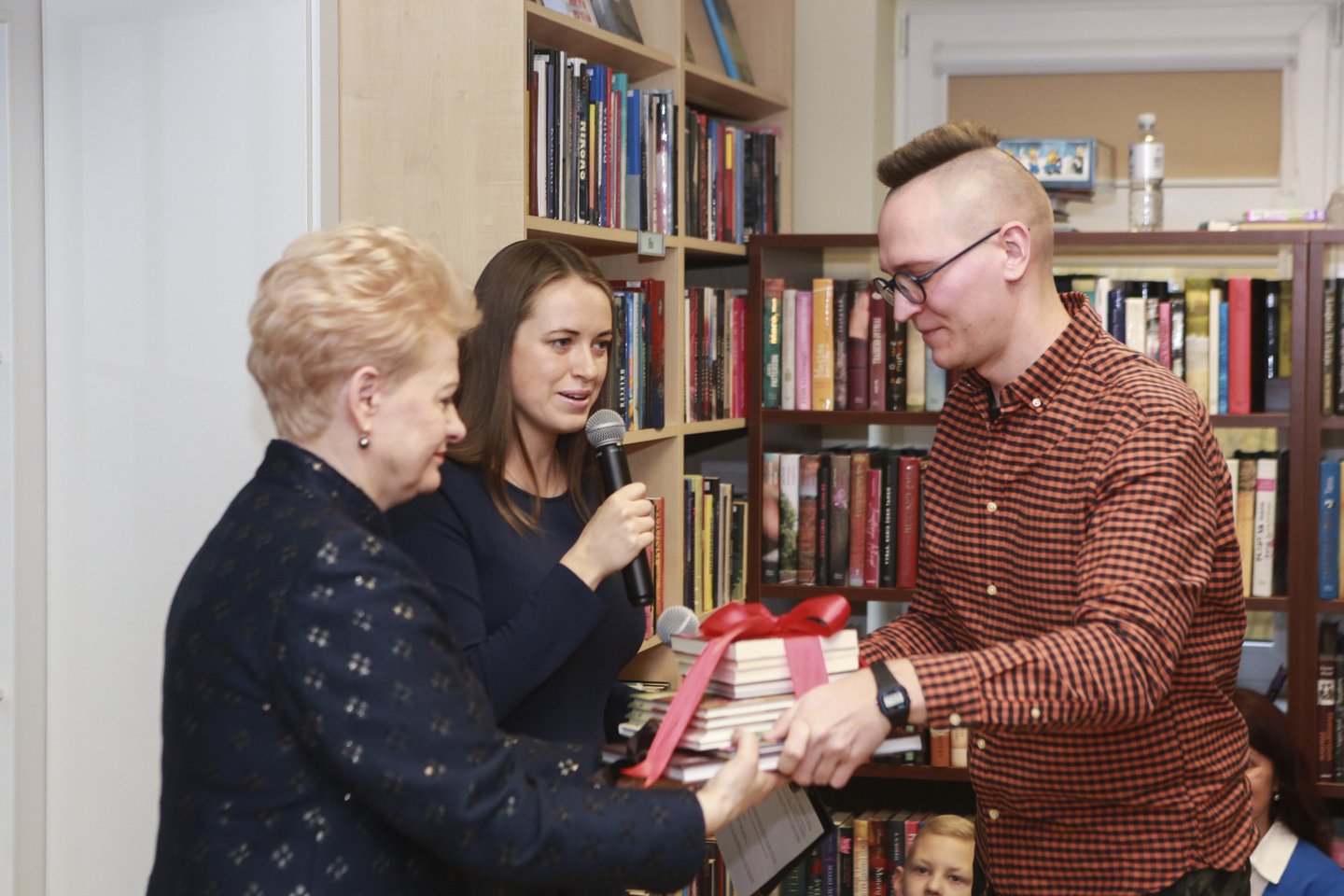 Kadenciją baigusi šalies prezidentė D.Grybauskaitė Kaune pradėjo knygų akciją.<br> G.Bitvinsko nuotr.