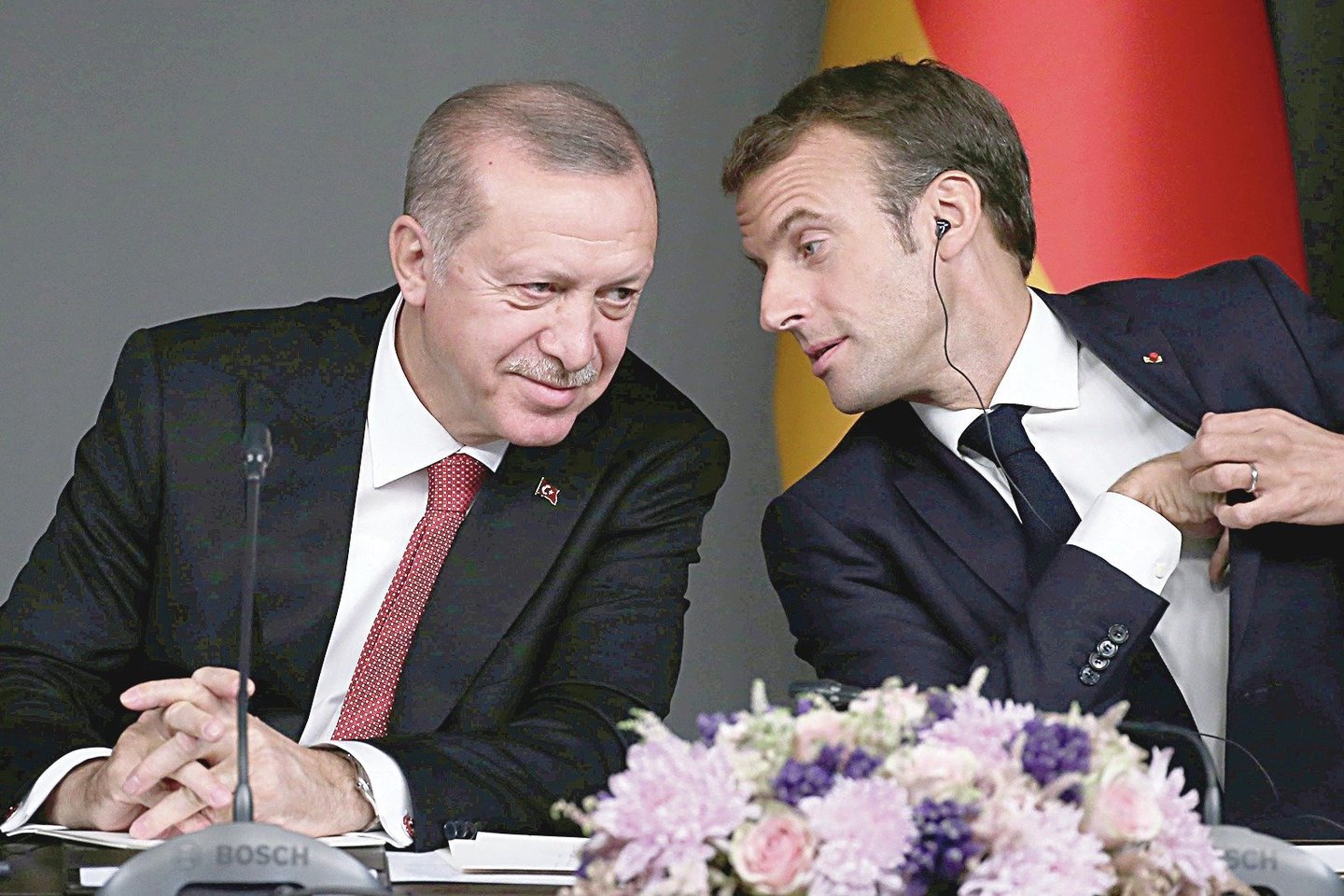 Pagrindinės NATO problemos kilo dėl Turkijos lyderio R.T.Erdogano (kairėje) ir Prancūzijos vadovo E.Macrono nesutarimų.<br>„Reuters“/„Scanpix“ nuotr.