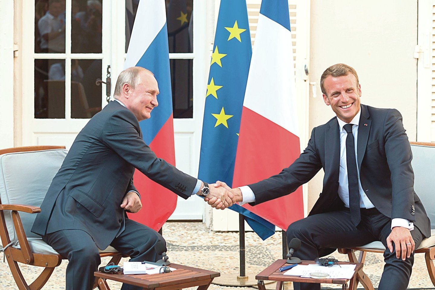 Prancūzijos prezidento E.Macrono (dešinėje) siūlymus perkrauti santykius su Rusija ekspertė vadina naiviomis kalbomis, kurioms nelemta išsipildyti realybėje. O Ukrainos konfliktą laiko pagrindine Maskvos įtakos žaidimų dalimi.<br>„Sipa Press“/„Scanpix“ nuotr.