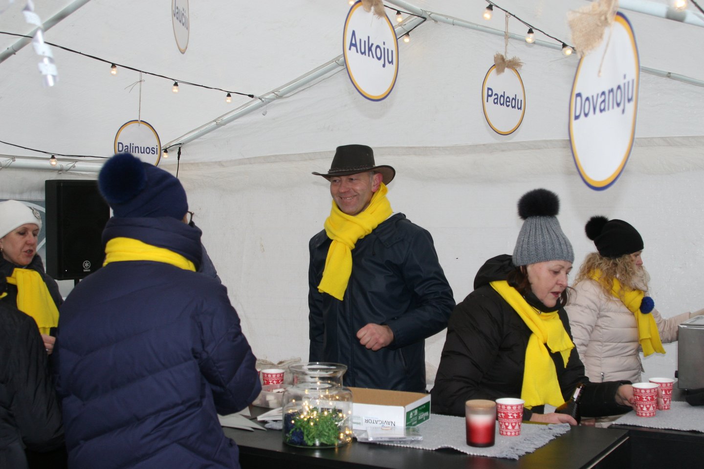 Norvegijos ir Marijampolės LIONS klubai Sūduvos sostinės aikštėje atvėrė Gerumo namų duris ir į 48-ių šeimų namus nuvežė skanių ir naudingų dovanų.
