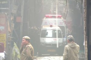 Gaisras Naujojo Delio fabrike pasiglemžė mažiausiai 43 gyvybes