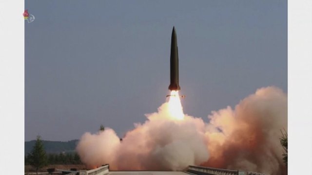 Šiaurės Korėja atliko galimai didelio nuotolio balistinių raketų bandymą