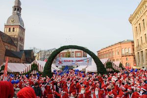 Kalėdų Senelių bėgime Rygoje dalyvavo apie 1500 žmonių
