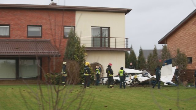 Vaizdai iš įvykio vietos: prie Kauno, į gyvenamojo namo kiemą, nukrito lėktuvas, žuvo du žmonės