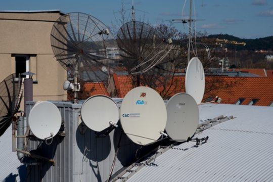 Neteisėtai palydovinės televizijos kanalus transliavusiam vyrui – tūkstantinė bauda