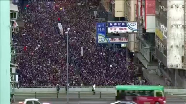 Honkonge – tūkstantinės minios: žmonės pažymi pusmečio protestų metines