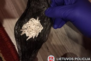 Greta Vilniaus čigonų taboro įkliuvo prekyba narkotikais įtariama moteris