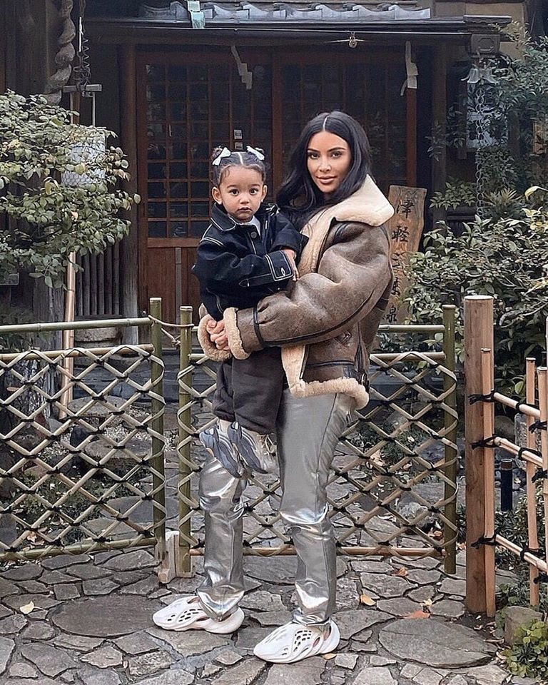  K.Kardashian su dukrele.<br> Soc. tinklų nuotr.