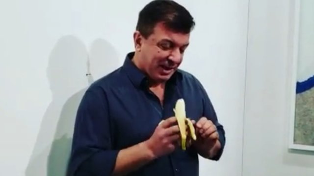 120 tūkst. kainuojantis bananas atsidūrė menininko skrandyje
