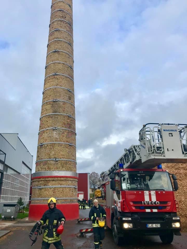  Į aukštą kaminą Ukmergėje įlipusį vyrą gelbėti skubėjo net 3 rajonų ugniagesiai.<br> Facebook/Ukmergės priešgaisrinė gelbėjimo tarnyba nuotr.