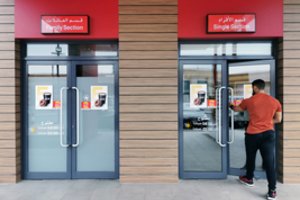 Saudo Arabijos restoranuose nebeliks atskirų įėjimų vyrams ir moterims