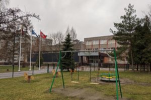 Kaune – mįslingas įvykis: prie mergaičių pribėgęs nuogas užsienietis sulaikytas, gimnazija pateikė komentarą