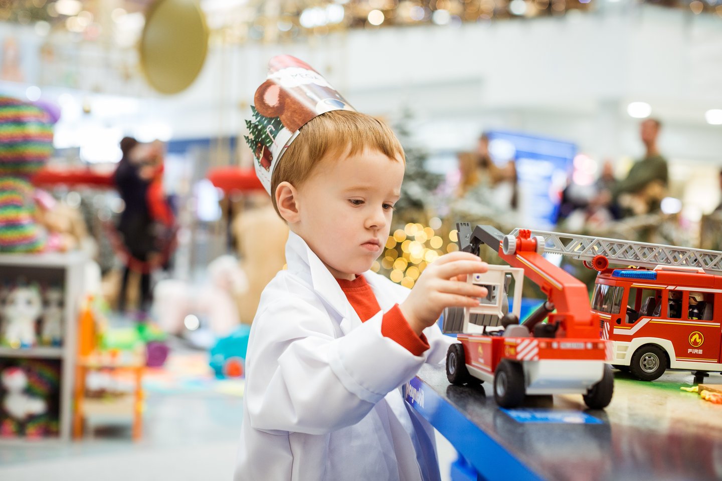  „Žaislų bandymo laboratorijoje“ vaikai galės ne tik išbandyti žaislus – kiekvieną dieną vienas iš bandymų laboratorijos dalyvių laimės pasirinktą žaislą. 