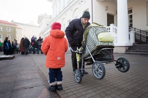 Valdančiųjų pažadai bliūkšta: vaiko pinigai augs mažiau