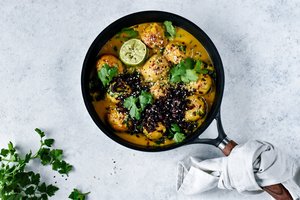 Vištienos kukuliai kokosų ir kario padaže