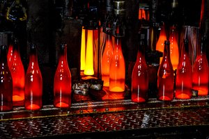 Lrytas.lt multimedija. Grąžinti verta: kaip iš stiklo duženų gimsta naujas butelis