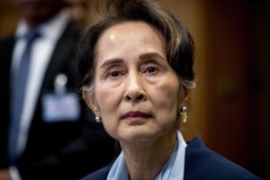 Mianmaro lyderė Aung San Suu Kyi rohinjų byloje neigia „genocido tikslą“
