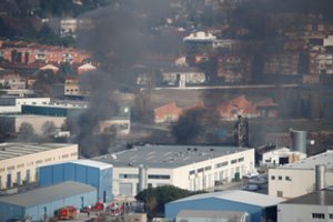 Netoli Barselonos siaučia didžiulis gaisras atliekų perdirbimo įmonėje