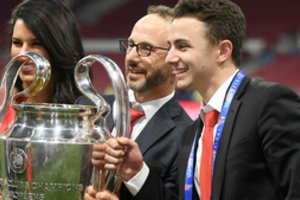 Anglijoje nuo tūpimo tako nuslydo lėktuvas su vienu iš Liverpulio futbolo klubo savininkų