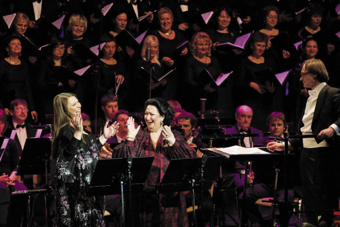Nomeda Kazlauskaitė-Kazlaus (kairėje) laukdamasi dukters scenoje dainavo su ispanų primadona Montserrat Caballe.<br>Asmeninio albumo nuotr.