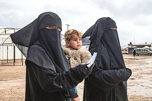 „Islamo valstybės“ kovotojų žmonų stovykloje – maištas, žmogžudystės ir noras sugrįžti namo