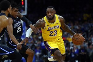 NBA naktis: „Clippers“ pamokos čempionams ir trigubas L. Jameso dviženklis