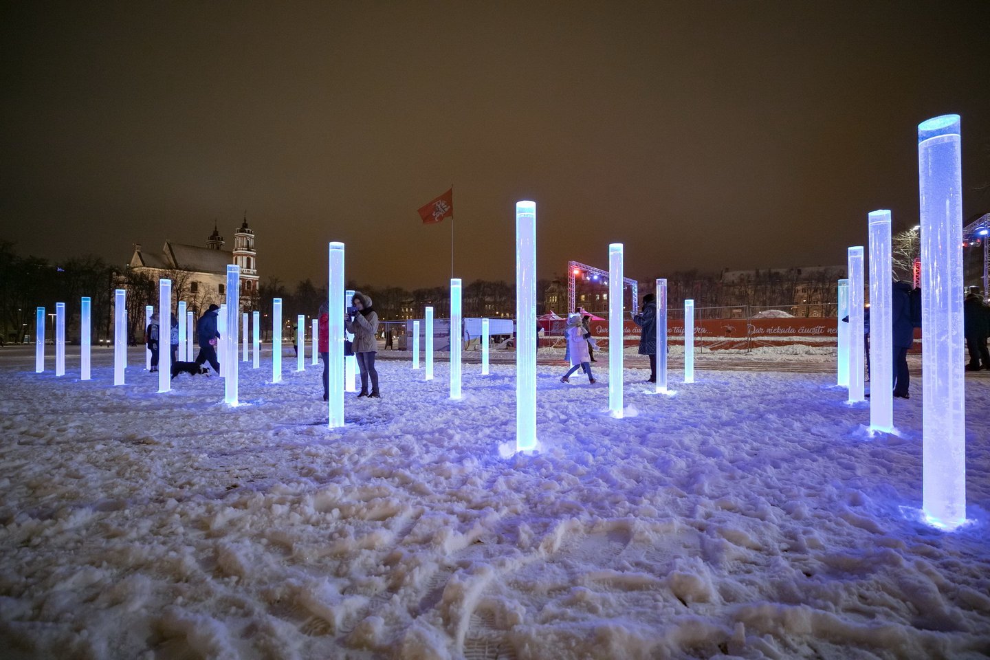 Lukiškių aikštės fontano šviesos ir stiklo instaliacija džiugins vilniečius bei sostinės svečius ir šį žiemos sezoną.<br>S. Žiūros nuotr.