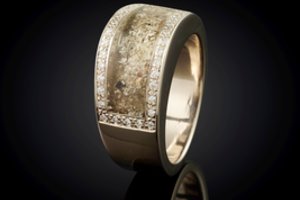 Nauja mada: lietuviai nori mirusio artimojo pelenus nešioti papuošaluose