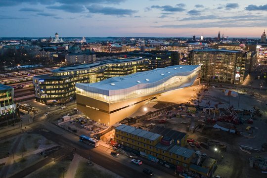 Objektas „Oodi Helsinki Central Library“ / architektų biuras „ALA Architects“. Suomijos nepriklausomybės 100-mečiui pastatytą Helsinkio centrinę biblioteką „Oodi“ kūrė ir patys miestiečiai. Ją per pusmetį aplankė kone du milijonai žmonių.<br>Tuomas Uusheimo / archdaily.com nuotr.