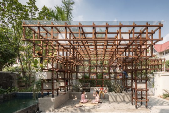 Projektas „Vac-Library“ / architektų biuras „Farming Architects“. „Farming Architects“ VAC biblioteka, Hanojuje, Vietname, yra didelis medinis laipiojimo rėmas, kuriame pasitelkiama saulės energija „maitinama“ akvaponika, norint auginti daržoves, japoniškuosius karpius ir viščiukus.<br>Thai Thach, Viet Dung An / archdaily.com nuotr.