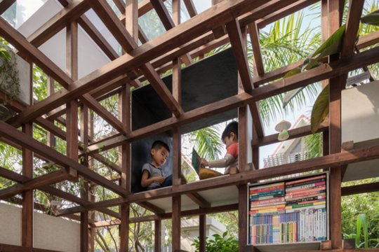 Projektas „Vac-Library“ / architektų biuras „Farming Architects“. „Farming Architects“ VAC biblioteka, Hanojuje, Vietname, yra didelis medinis laipiojimo rėmas, kuriame pasitelkiama saulės energija „maitinama“ akvaponika, norint auginti daržoves, japoniškuosius karpius ir viščiukus.<br>Thai Thach, Viet Dung An / archdaily.com nuotr.