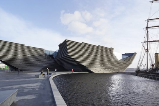 Projektas „V&amp;A Dundee“ / architektai „Kengo Kuma and Associates“. Muziejus įkurdintas krantinėje Dandi mieste, šiaurinėje Škotijos dalyje. Šis muziejus yra Viktorijos ir Alberto muziejaus Londone filialas.<br>Hufton+Crow / archdaily.com nuotr.